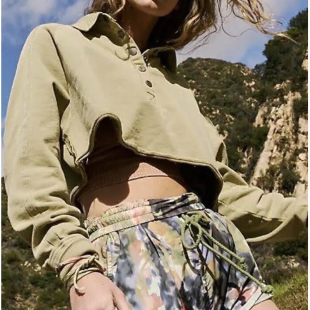 Free People Movement NWOT Playoff Cropped Pullover Color  Matcha Green size L